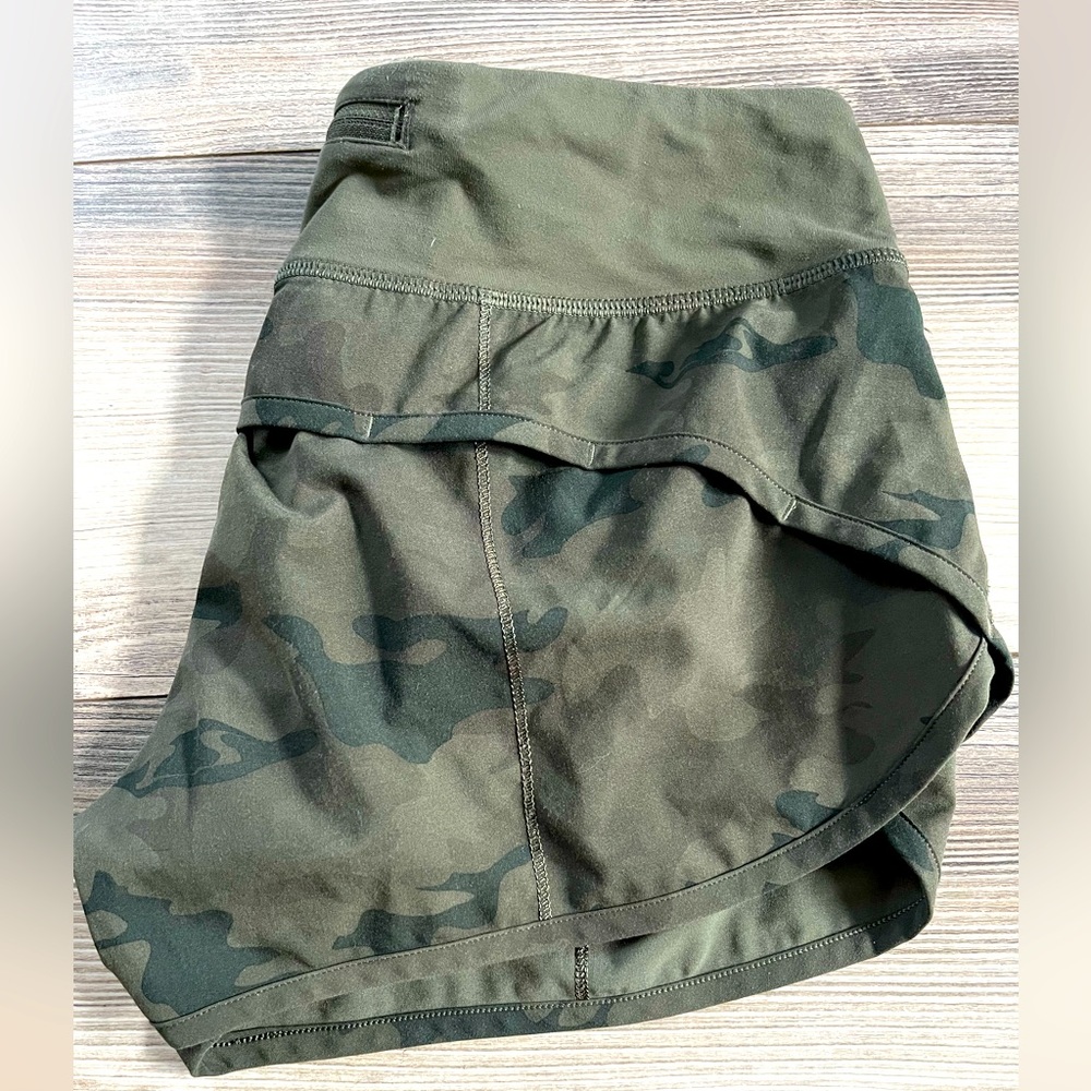 VINTAGE 2013 Lululemon OG green Camo Speed Shorts Size 4 in excellent condition!